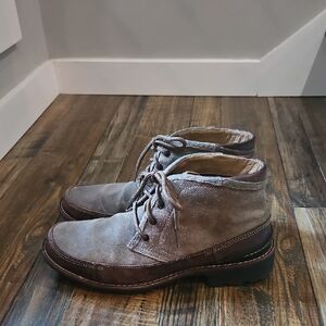 Clarks Men's‎ Stylish Brown Suede Ankle Boots.